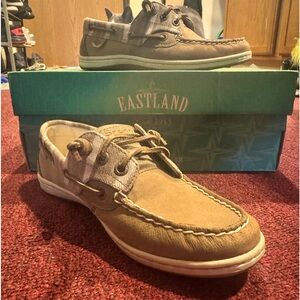 Pre loved Sperrys. Women’s size 6. Not original box.